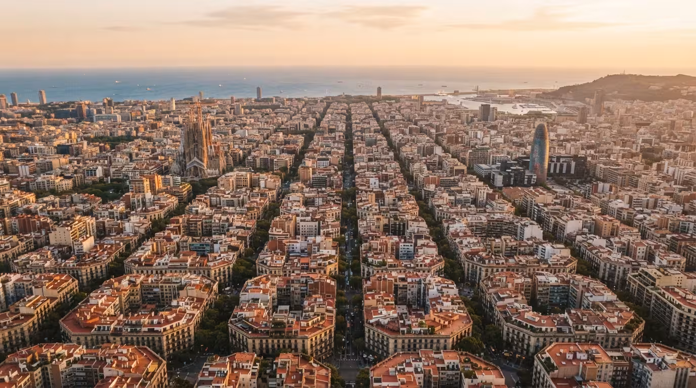 Vista de la cuadrícula del Eixample hacia el mar al atardecer