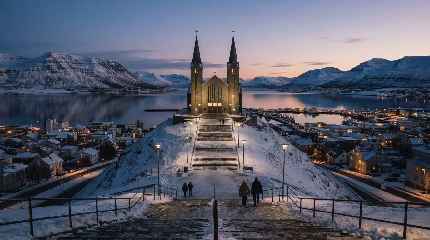 Akureyrarkirkja yfir bænum og firðinum í vetrarbirtu