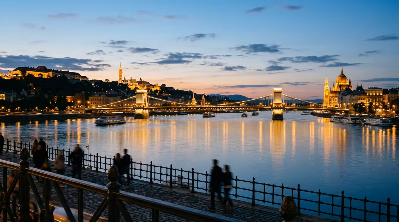 A Duna és a kivilágított híd alkonyatkor Budapesten