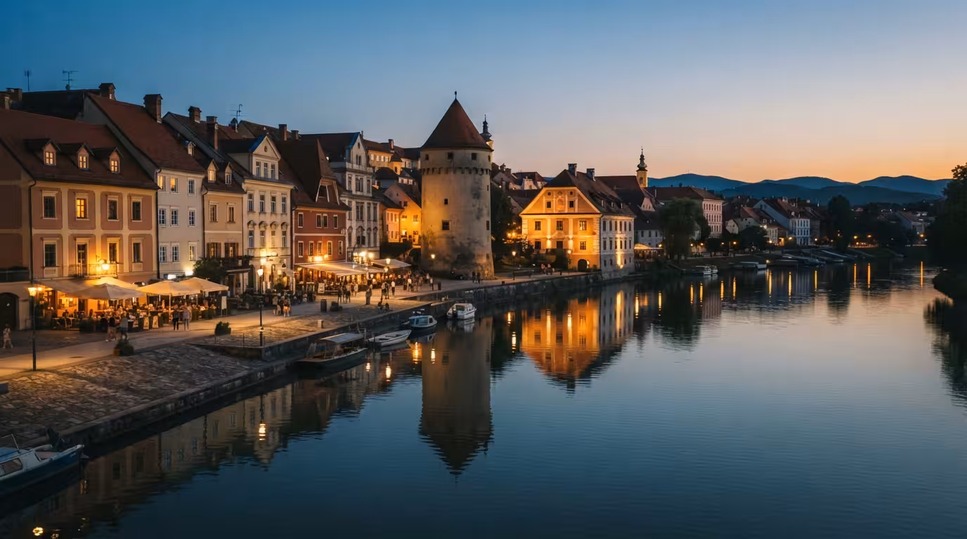 Lent s stolpom in staro trto v večerni Dravi