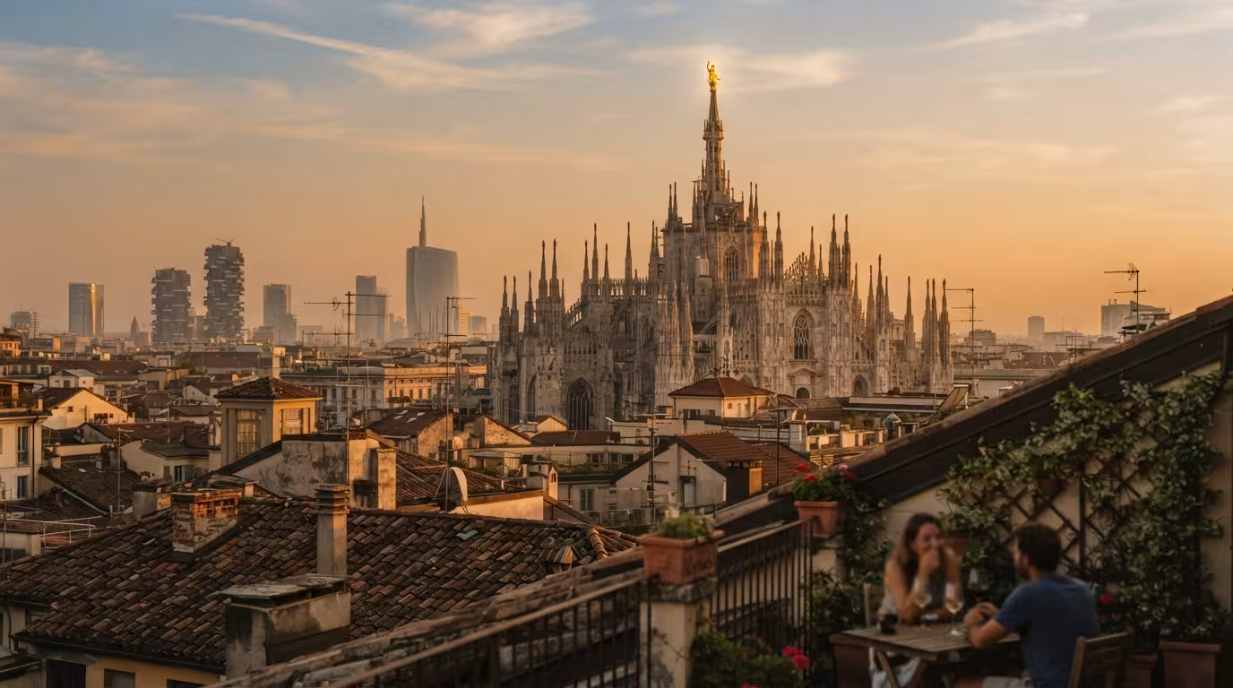 I tetti di Milano al tramonto con la Madonnina nell'ultima luce
