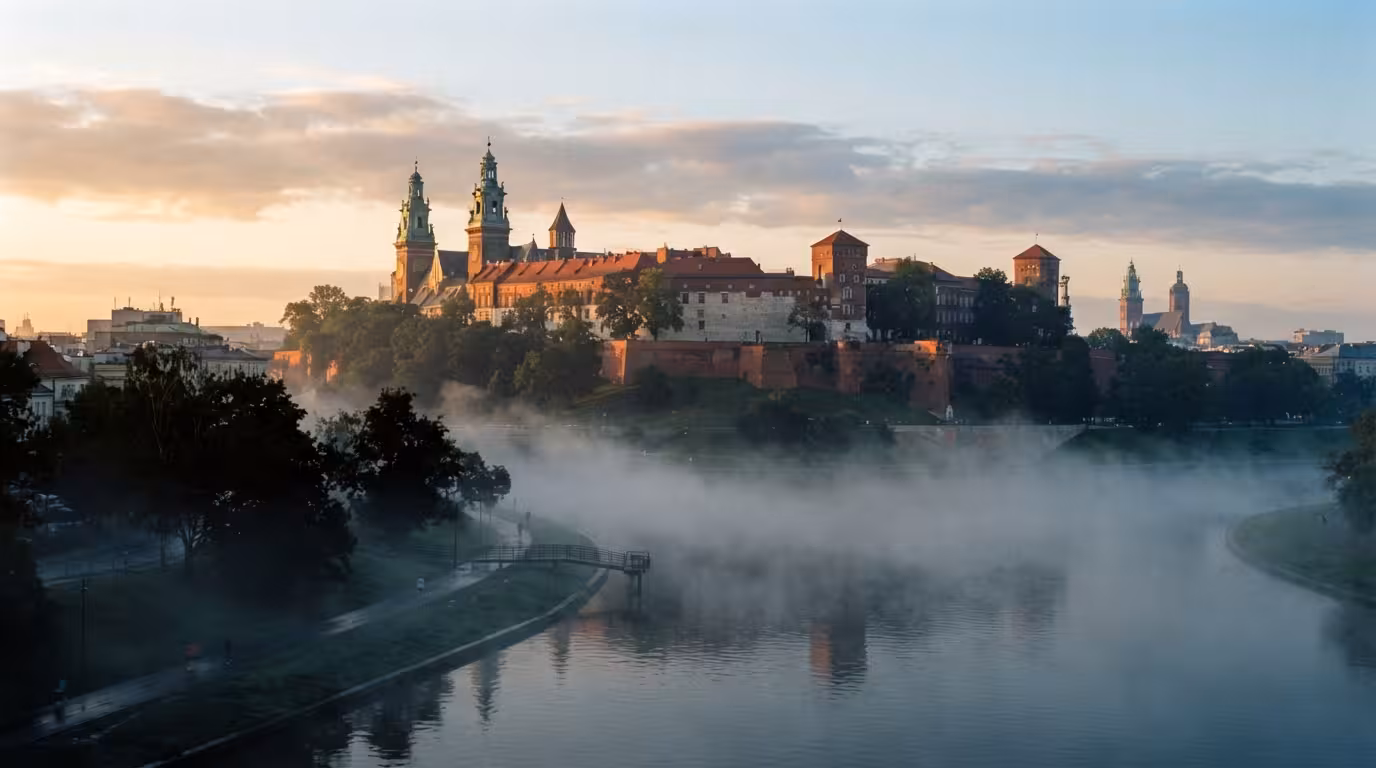 Wawel nad poranną mgłą na Wiśle